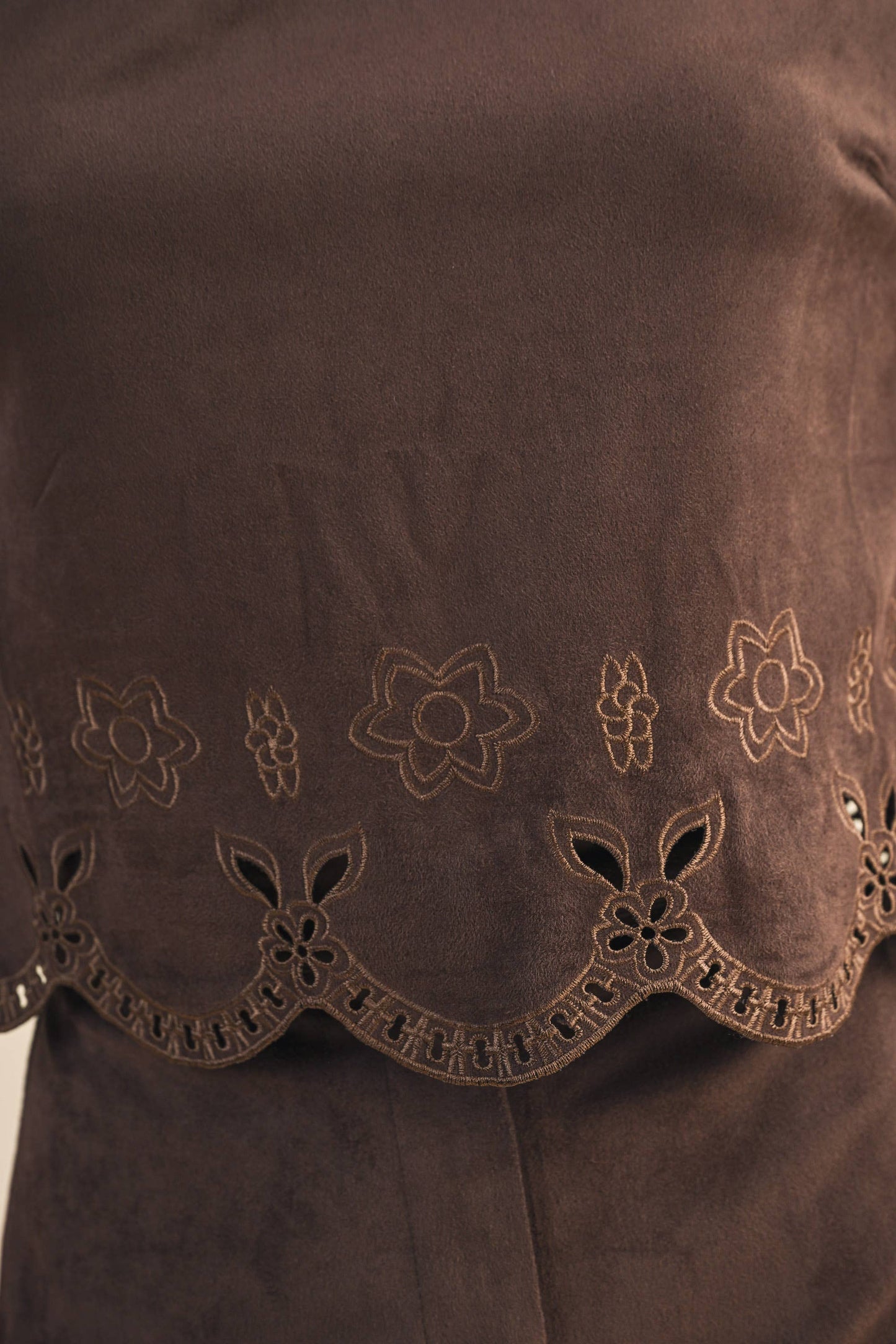 SUEDE BORDER CUTOUT DETAILED SHORT SLEEVE TOP