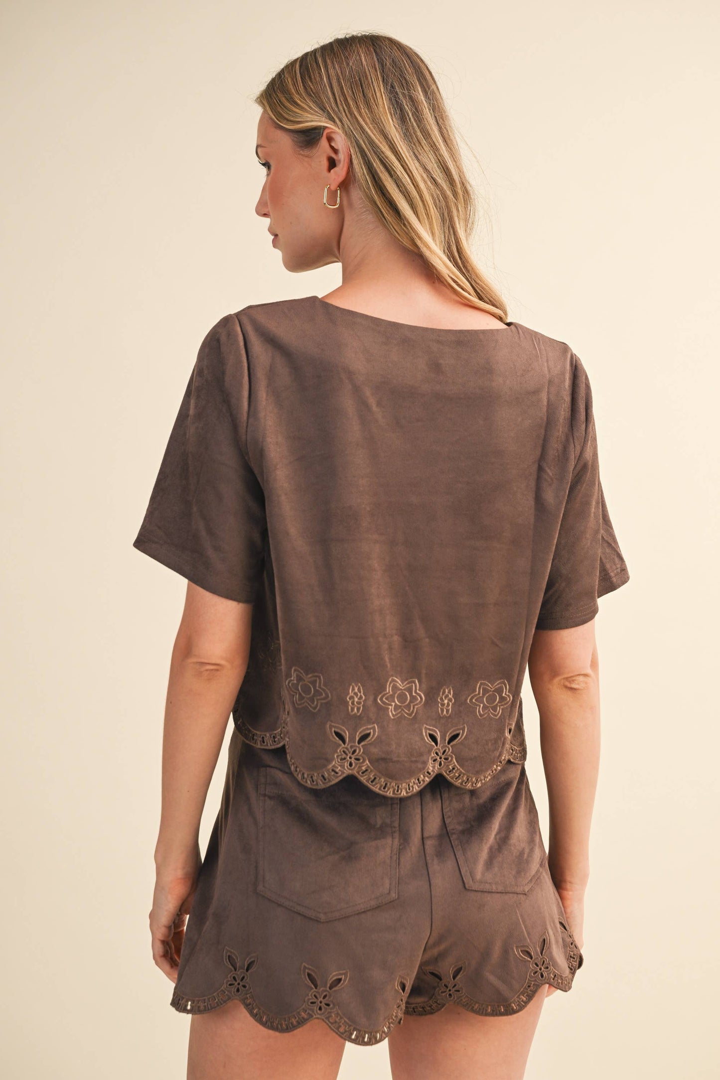SUEDE BORDER CUTOUT DETAILED SHORT SLEEVE TOP